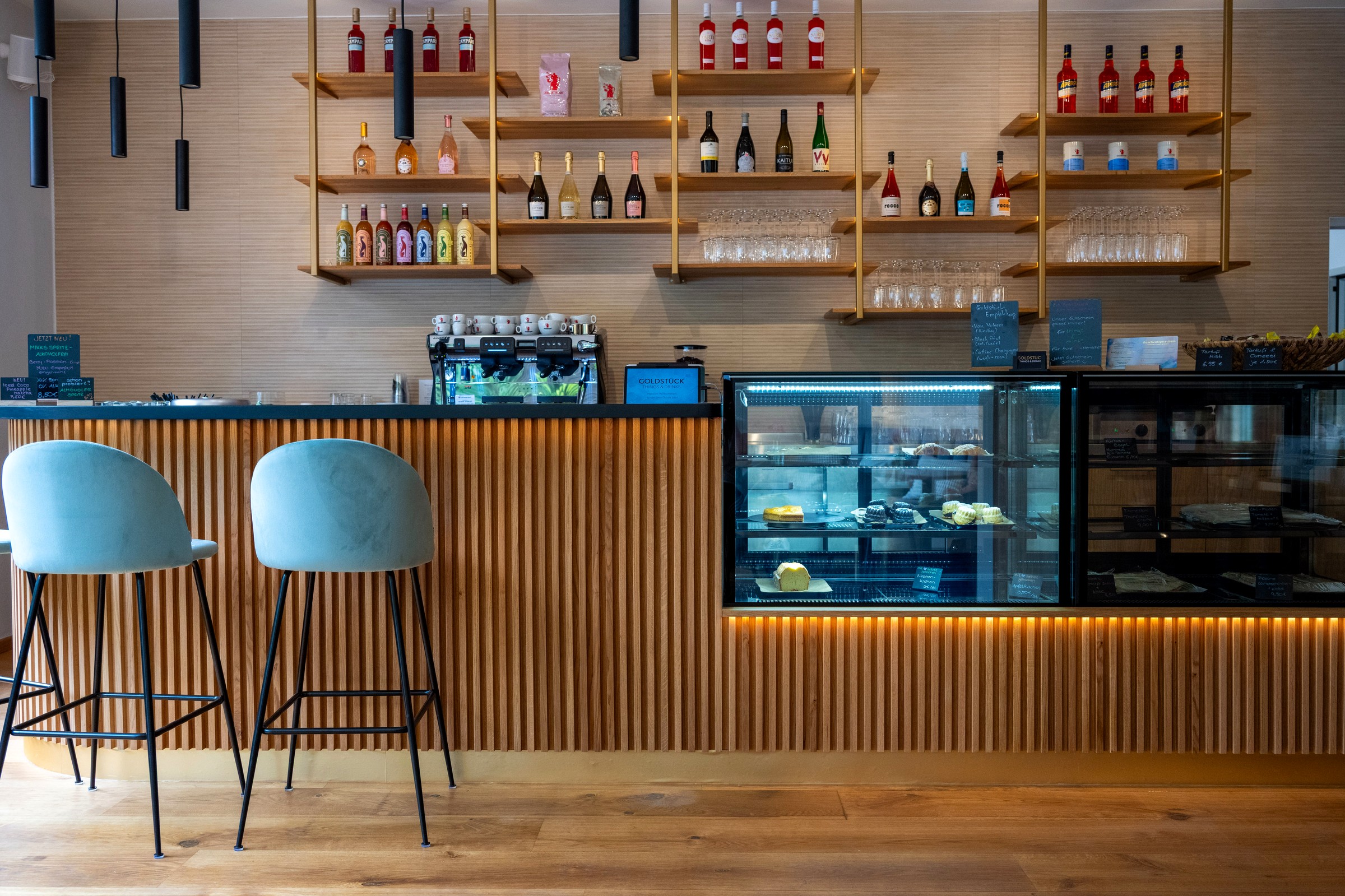 Die Bar bei GoldStück mit Barhockern und Getränkeauswahl