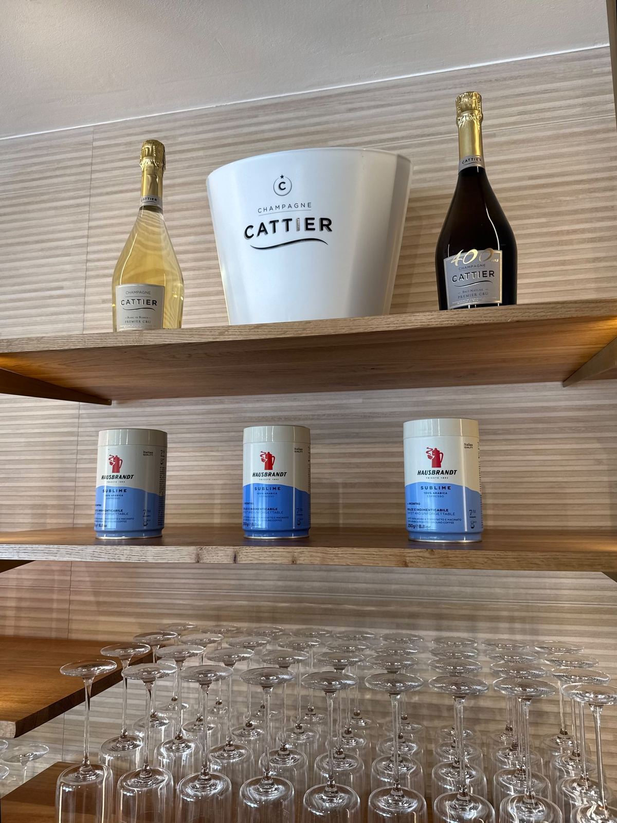 Champagner von Cattier im Kühler an der Bar