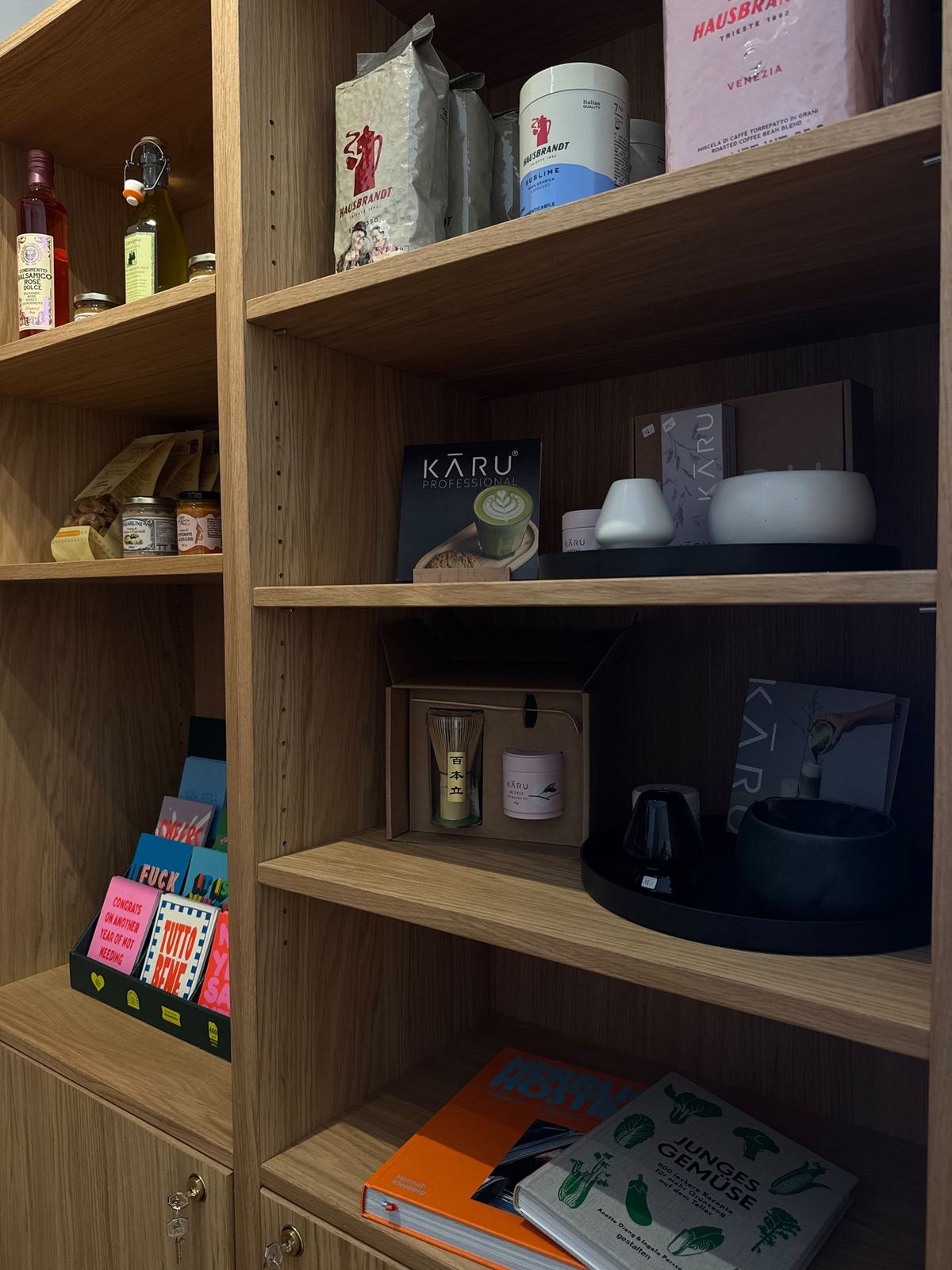 Regal mit Lifestyle-Produkten im Concept Store