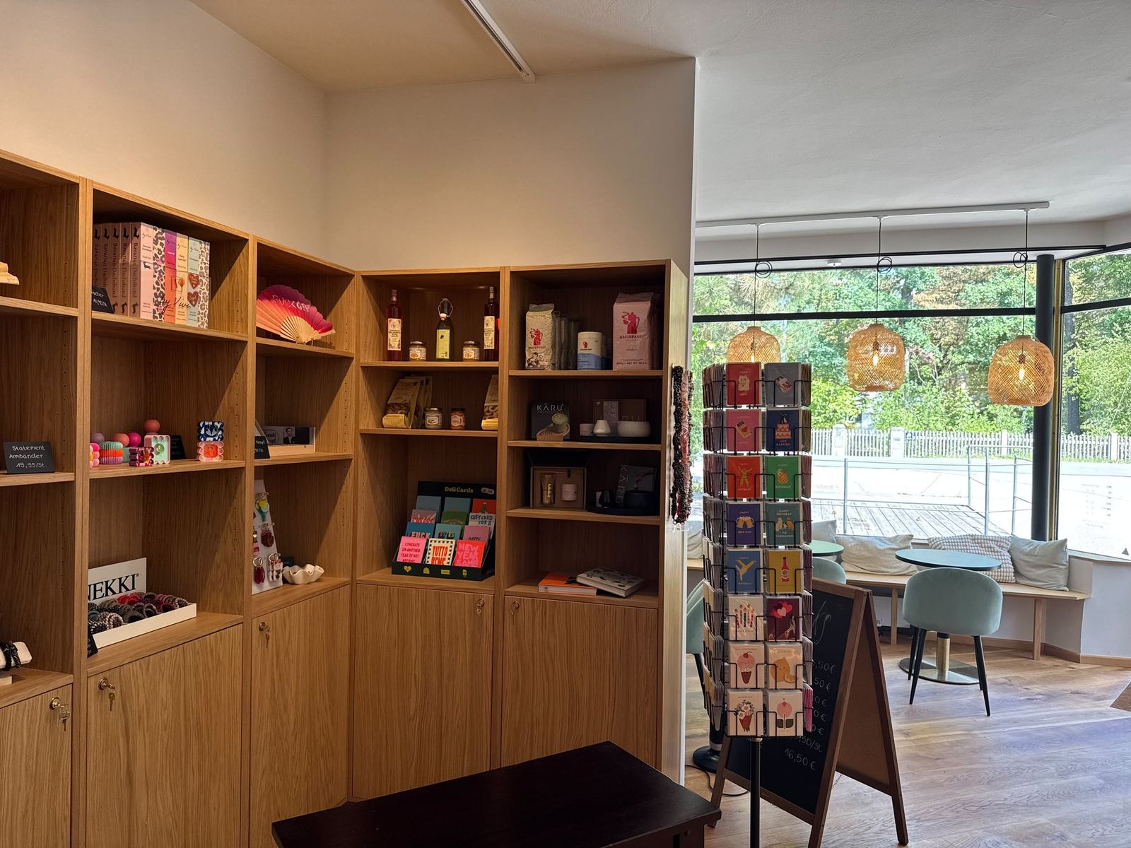 Regal mit kuratierten Lifestyle-Produkten im GoldStück Concept Store